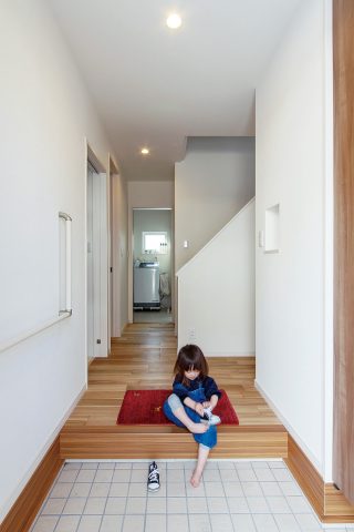 玄関 - 家事がしやすい動線+ゆとりある収納でアパート暮らしの不便さを解消した家 - 山田建築店