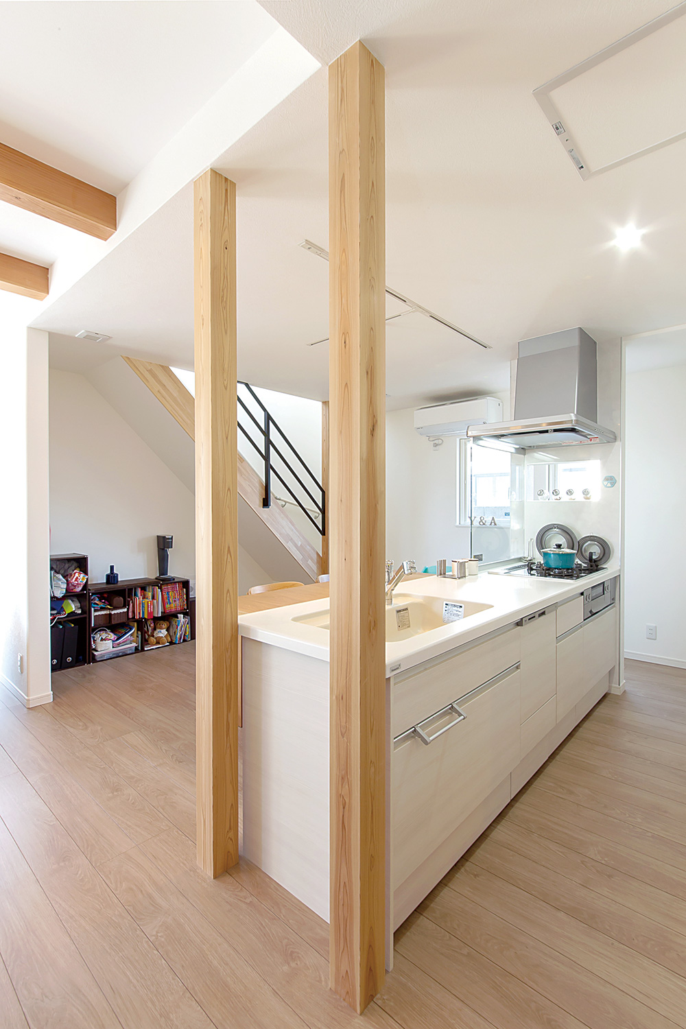 キッチン - ご主人が設計して作り上げた清々しい白い空間 - 山田建築店