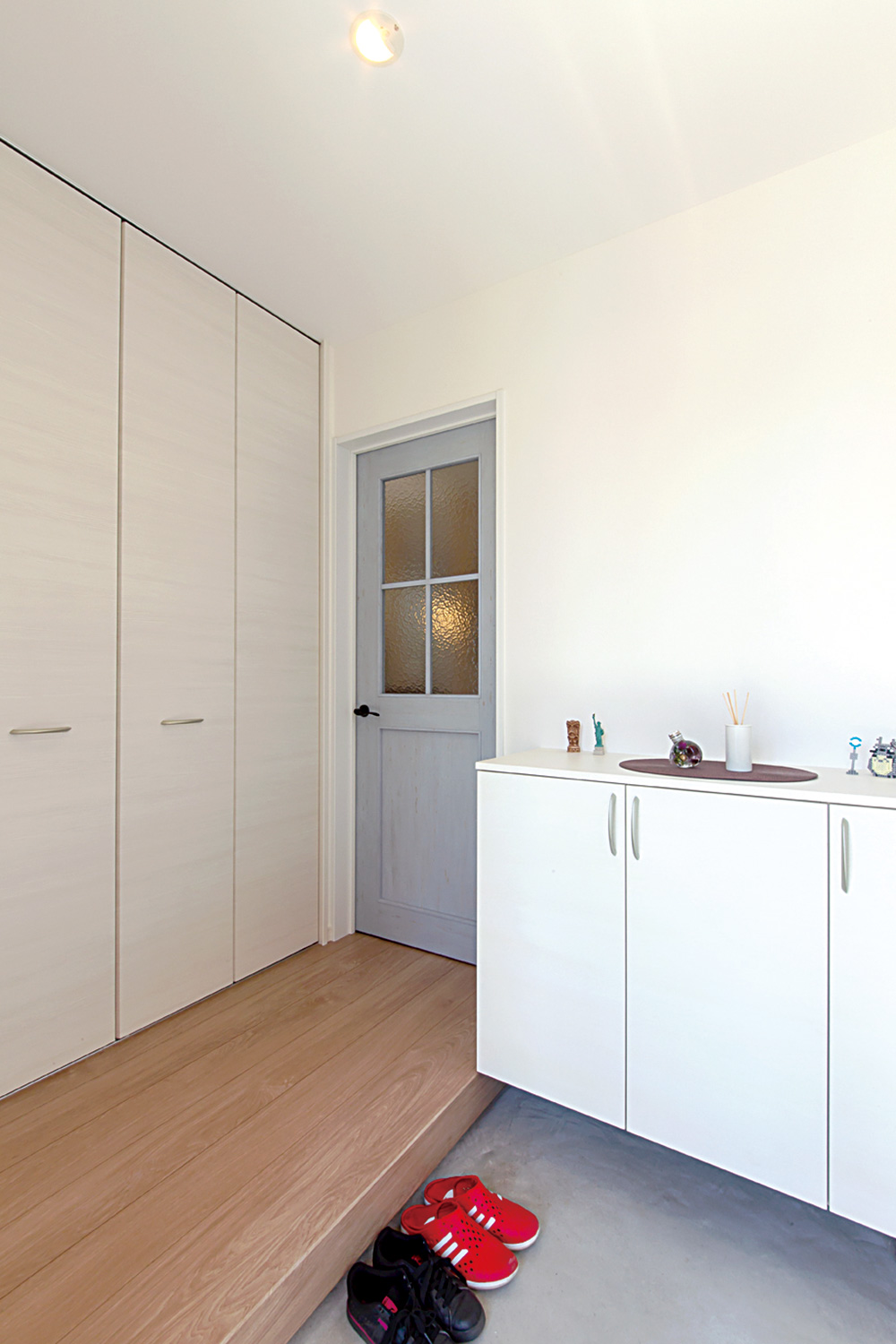 玄関 - ご主人が設計して作り上げた清々しい白い空間 - 山田建築店