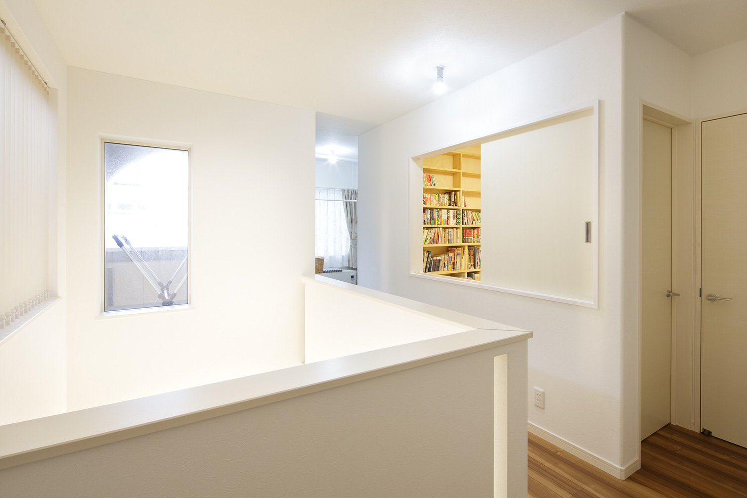 2階廊下 - ステンドグラスが映える白い住まい - 山田建築店